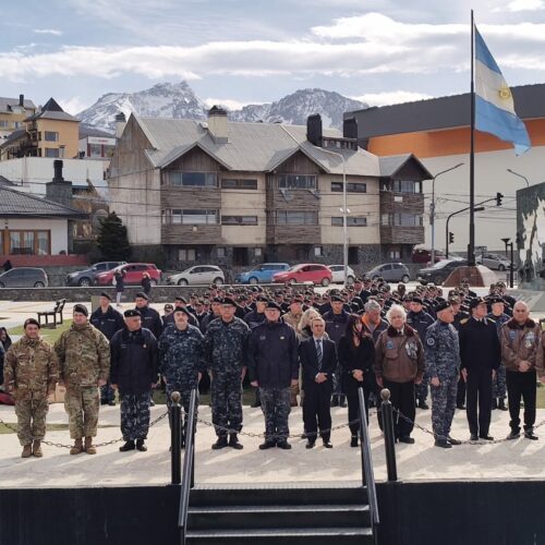 Tripulantes de la Fragata “Libertad” rindieron homenaje a combatientes caídos en la guerra por Malvinas 